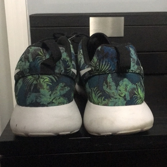 Nike roshe run size 10.5 - Picture 3 of 5